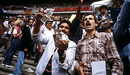 1982: Der Nichtangriffspakt zwischen Deutschland und Österreich bringt algerische Fans in Rage.