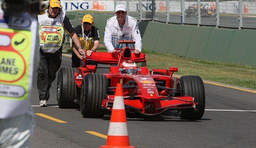 Pleite für Kimi Räikkönen: Er musste in die Box geschoben werden