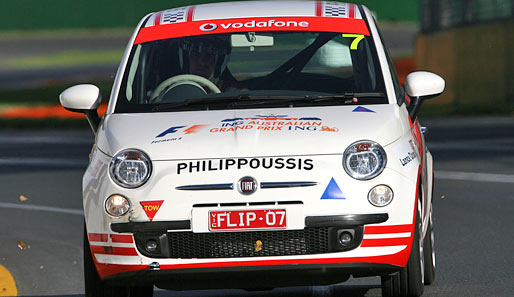 Niedlich: Ex-Tennis-Star Mark Philippoussis in einem Fiat 500