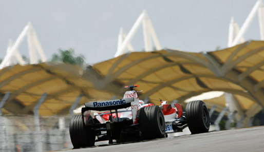 Für die Überraschung des Trainings sorgte Jarno Trulli. Er stellte seinen Toyota-Boliden auf Rang fünf - und darf sich jetzt sogar über Platz drei freuen
