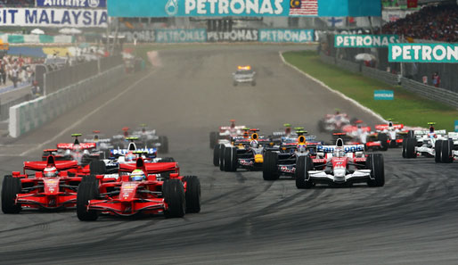 Start zum Großen Preis von Malaysia: Beide Ferraris können sich durchsetzen, dahinter drängt sich Kubica an Trulli vorbei. Heidfeld fällt zurück