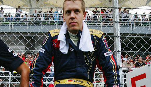Und auch Sebastian Vettel muss früh die Segel streichen. Sein Toro Rosso bleibt mit Motorschaden liegen