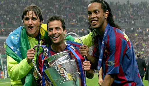 ...und feierte im Mai 2006 seinen größten Triumph auf Vereinsebene: Mit Barca holte Edmilson (l., mit Giuly und Ronaldinho) die Champions League.