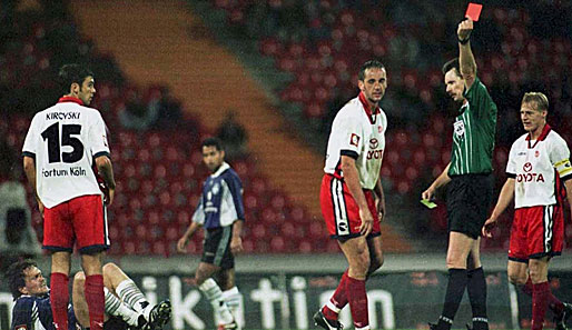 Duschzeit! Bei der 1:3-Schlappe der Fortuna im DFB-Pokal 1998 wird Nico Niedziella nach einem Foul an Lauterns Olaf Marschall vom Platz gestellt