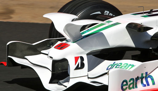 Noch spektakulärer sind die Neuerungen am Honda: Rubens Barrichello überraschte mit einem auffälligen Zusatzflügel