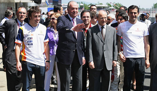 Hoher Besuch an der Strecke: Fernando Alonso (links) und Pedro de la Rosa (rechts) zeigen dem spanischen König Juan Carlos die Boxengasse