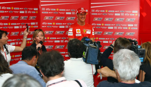 Doch auch das Interesse an Schumacher selbst ist ungebrochen: Auch als Ferrari-Berater lockt er noch die Presse-Vertreter an