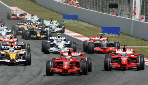 Unter den Augen des Rekordweltmeisters gewinnt Ferrari den Start. Räikkönen bleibt vorne, Massa kann Alonso überholen und rückt auf Platz zwei vor