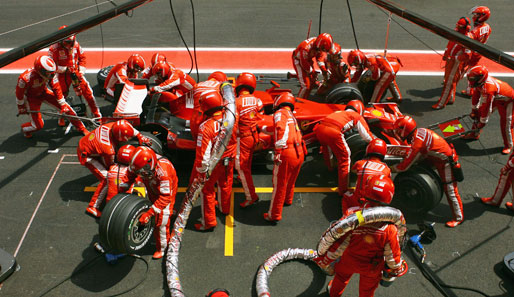 Das Rennen geht unterdessen weiter - und für Ferrari läuft alles nach Plan. Auch nach den Boxenstopps liegt Räikkönen vor Massa...