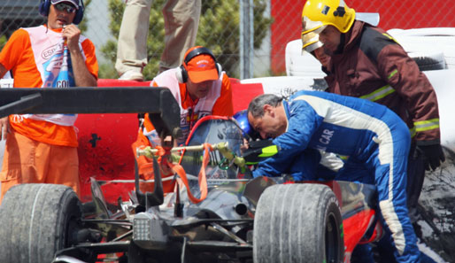 Schrecksekunde für Heikki Kovalainen: Der McLaren-Pilot rast nach einem Defekt mit mehr als 200 Sachen in einen Reifenstapel