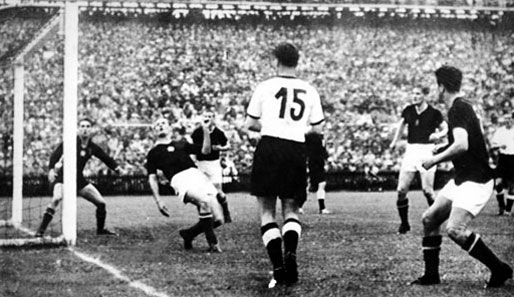 WM 1954 in der Schweiz: In einem Herzschlagfinale gegen Ungarn wird Deutschland dank Rahns berühmtem Hinterhaltsschuss zum 3:2 Weltmeister
