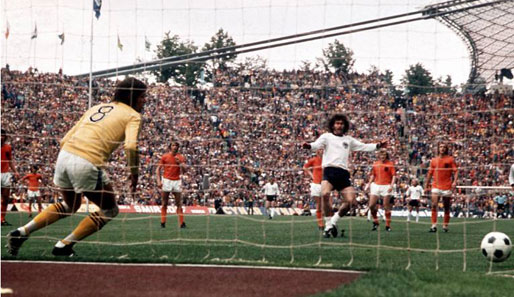 WM 1974 in Deutschland: Paul Breitner verwandelt den Elfmeter gegen Torwart Jongbloed. Doch das entscheidende Tor gegen die Niederländer erzielte...