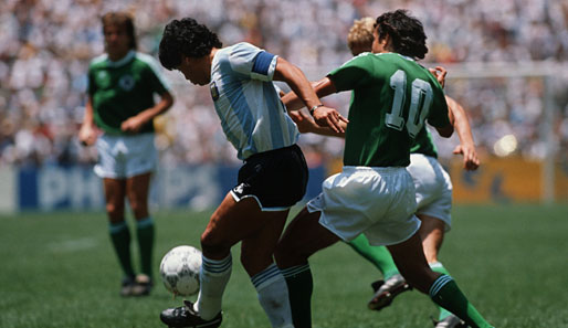 WM 1986 in Mexiko: Die deutsche Mannschaft schafft es wie 1982 ins Finale, verliert aber gegen Diego Maradona und Argentinien unglücklich mit 2:3