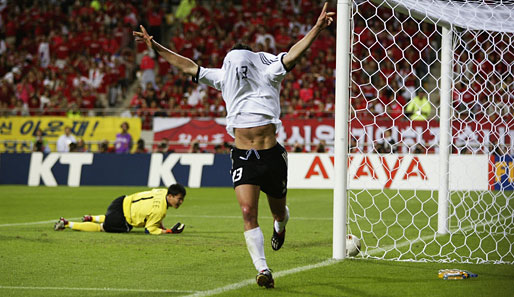 WM 2002 in Japan/Südkorea: Das Gespenst ist Michael Ballack, der Deutschland ins Endspiel schoss, dort aber gelbgesperrt fehlte