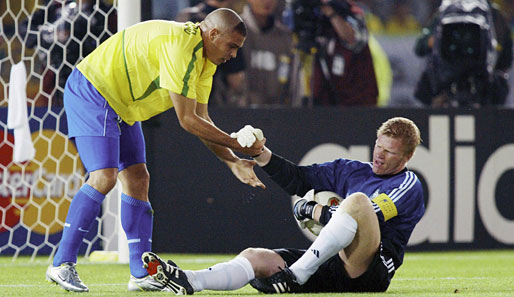 Ronaldo hilft dem niedergeschlagenen Oliver Kahn wieder auf die Beine, nachdem der im Finale gegen Brasilien gepatzt hatte