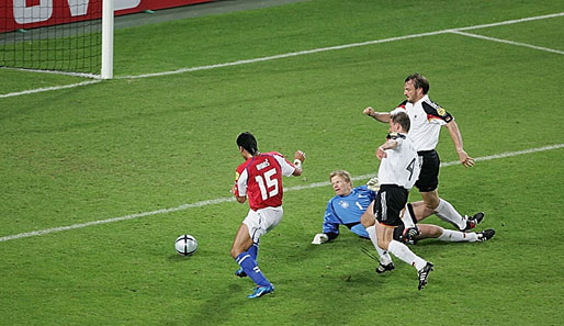 WM 2004 in Portugal: Ein Turnier zum Vergessen für die deutsche Mannschaft. Baros erzielt das 2:1 für Tschechien - das Aus für Team-Chef Rudi Völler