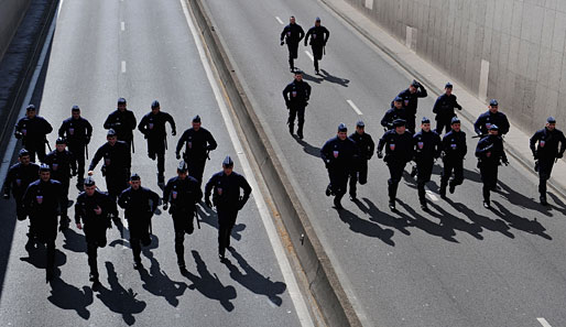 7. April: Auch ein Aufgebot von 3000 Polizisten konnte nicht für den reibungslosen Ablauf der Zeremonie sorgen