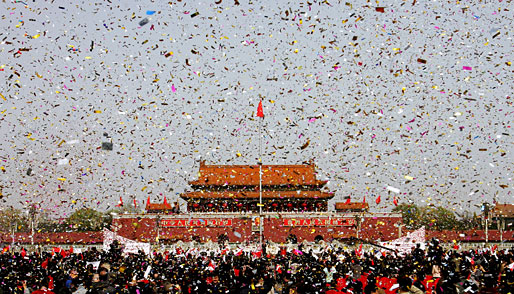 31. März: Das Olympische Feuer erreicht Peking. Die Übergabe an den Gastgeber der Spiele wird auf dem Platz des Himmlischen Friedens gefeiert