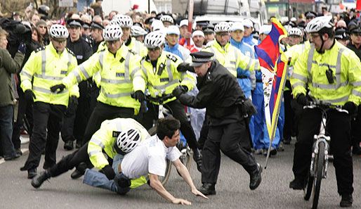 6. April: Immer wieder kommt es zu Zwischenfällen in der britischen Hauptstadt mit Anti-China-Demonstranten