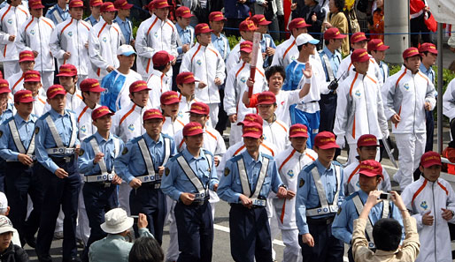 Mehr als 3000 japanische Polizisten sicherten in Nagano die Strecke