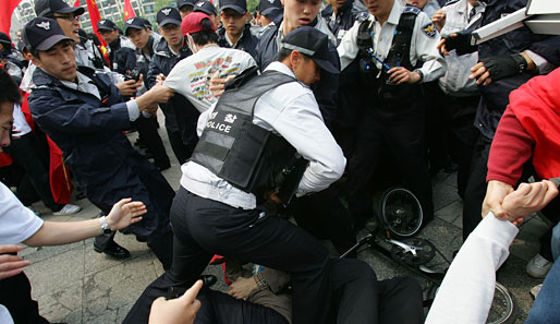 27. April: Auch im südkoreanischen Seoul verlief der Fackellauf nicht ohne Zwischenfälle