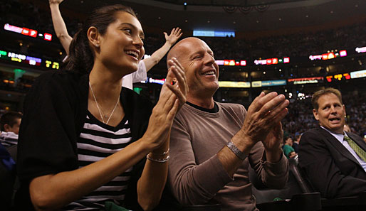 Mit seiner neuen Freundin Emma Heming bejubelte Willis den Sieg der Celtics gegen die Atlanta Hawks