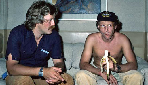 Niki Lauda 1979 ganz lässig mit Banane. Und daneben? Richtig erkannt: Norbert Haug - damals noch als Journalist
