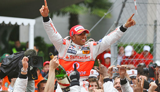 Zuerst ein Rückblick in die junge Vergangenheit. 2008 gewann Lewis Hamilton unter schwierigsten Bedingungen