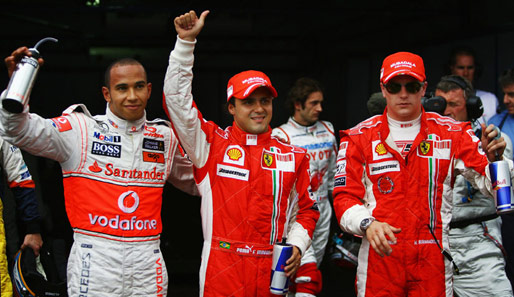 ...vor seinem Teamkollegen Kimi Räikkönen (rechts) und McLaren-Mercedes-Pilot Lewis Hamilton