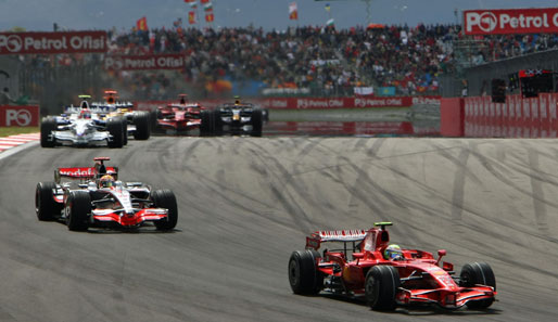 Den Neustart gewinnt Massa und führt das Feld weiter sicher vor Hamilton und Robert Kubica an, der sich auf Platz drei geschoben hat