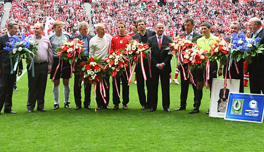 Blumen, Glückwünsche und Tränen: Vor der Partie gegen die Hertha werden Ottmar Hitzfeld und Oliver Kahn verabschiedet