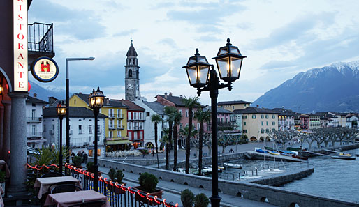 Blick auf das Stadtzentrum mit dem Monte Verita im Hintergrund