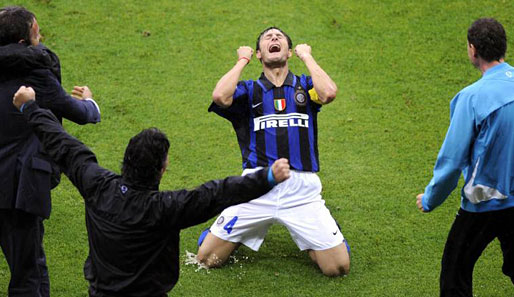 Pure Emotionen bei Javier Zanetti nach dem Schlusspfiff: Inter Mailand hat es geschafft, der Scudetto 2008 geht an die Nerazzurri