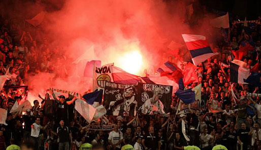 Grenzenloser Jubel auch bei den Fans von Olympique Lyon. Mit einem bengalischen Feuer wird die siebte französische Meisterschaft in Serie gefeiert