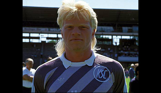 So fing alles an. In der Saison 1987/88 stand Oliver Kahn im Profi-Kader vom Karlsruher SC. In seiner ersten Saison stand er zweimal zwischen den Pfosten