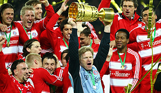 "Da ist er!" - O-Ton Kahn nach dem Gewinn des DFB-Pokals 2008. Ganze sechs Mal konnte er den Pott in den Berliner Nachthimmel stemmen