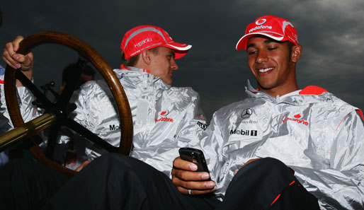Willkommen zum Frankreich-GP in Magny-Cours. Noch erkunden Heikki Kovalainen und Lewis Hamilton im Oldtimer die Strecke...