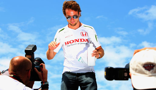 Jenson Button genießt das gute Wetter und das Blitzlichtgewitter