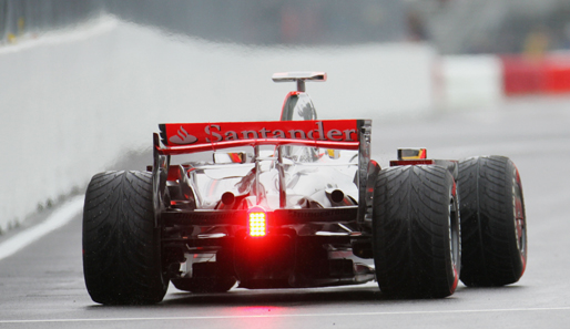 Und das im Regen. Denn im ersten Training müssen die Fahrer (hier Lewis Hamilton) mit einer nassen Strecke klarkommen