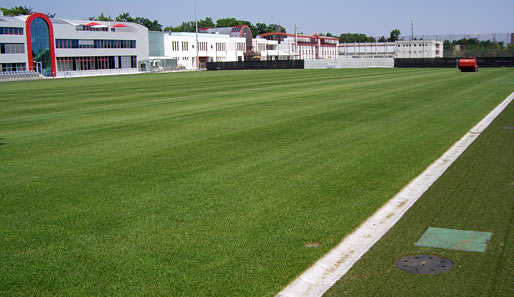 Insgesamt hat der FC Bayern am Trainingsgelände jetzt fünf Rasen und drei Kunstrasenplätze zur Verfügung. Zwei davon sind sogar mit Rasenheizung