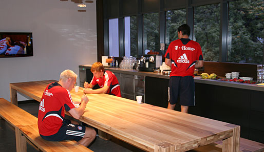 Christian Lell, Andreas Ottl und Mark van Bommel (v.l.) am zünftigen Holztisch bei der Mittagspause