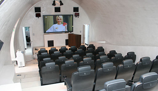 Das Auditorium. Egal wer spricht, ob Klinsmann oder der Papst, Simultan-Dolmetscher übersetzen für Ribery, Toni und Co. in der Landessprache