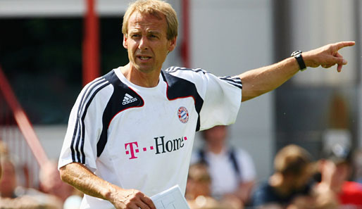 Jürgen Klinsmann mit seinen ersten Anweisungen als neuer Chefcoach des FC Bayern München