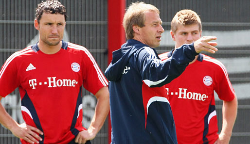 Mark van Bommel und Toni Kroos lauschen den Anweisungen des neuen Trainers