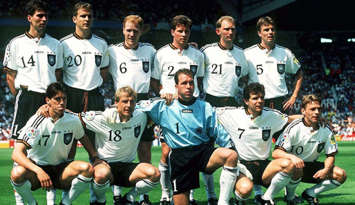 Schon vor dem Anpfiff zur EM 1996 in England zeigte die deutsche Mannschaft ihre größte Stärke: Zusammenhalt
