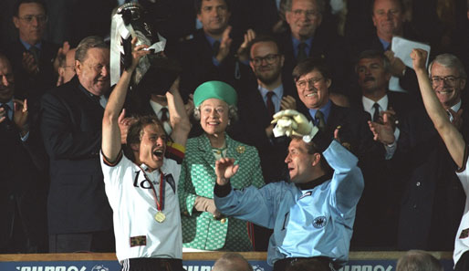 Die Queen war surprisingly amused. Kapitän Jürgen Klinsmann reißt die Trophäe in den Himmel. Deutschland ist Europameister