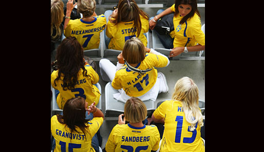 Die Freundinnen und Frauen der schwedischen Nationalspieler im modernen 3-2-3-System