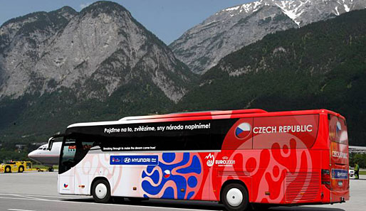 So lässt sich die Aussicht doch genießen. Während der EM ist die tschechische Truppe mit diesem Bus unterwegs.
