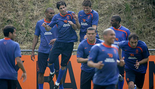 Duell um den Platz im Sturm: Van Nistelrooy und Huntelaar geben auch im Training alles