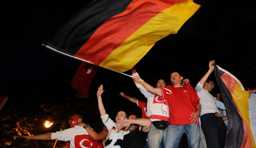Gegenseitiger Hass? Weit gefehlt! In Köln schwenkten türkische Fans nach dem Spiel die deutsche Flagge
